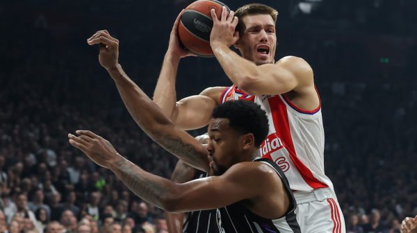 Frka na derbiju zbog lakta Petruševa – Dejvis se zaleteo, sudije reagovale