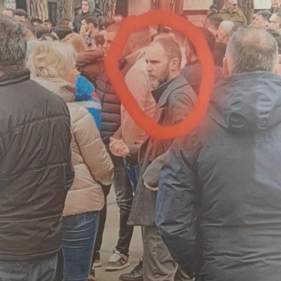 Sad je sve jasnije: Na "studentskom" protestu u Ivanjici čovek iz ambasade Velike Britanije FOTO