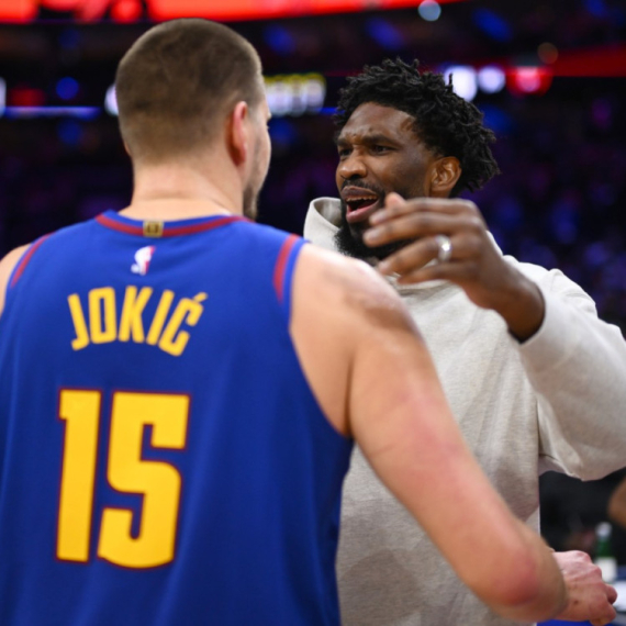 Jokić "naleteo" na Embida – pogledajte susret velikih rivala VIDEO