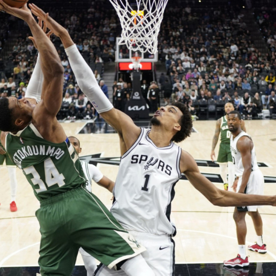 Vembanjama ugasio Janisa – Finiks se raspucao protiv Golden Stejta VIDEO