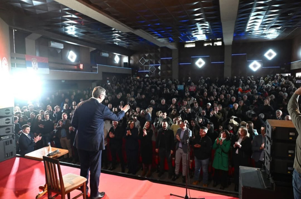 Vučić sa građanima u Aleksandrovcu: "Imamo projekat za pet putnih pravaca" FOTO