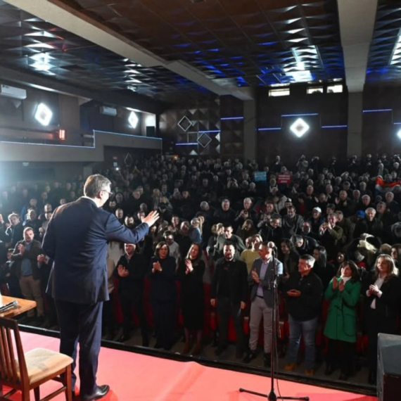 Vučić sa građanima u Aleksandrovcu: "Imamo projekat za pet putnih pravaca" FOTO