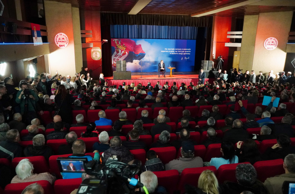 Vučić sa građanima Brusa: Država će da uloži više od šest miliona evra u putnu infrastrukturu FOTO