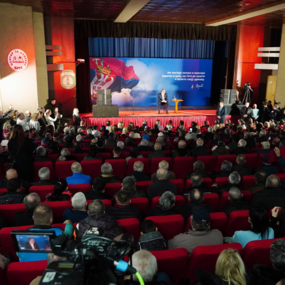 Vučić sa građanima Brusa: Država će da uloži više od šest miliona evra u putnu infrastrukturu FOTO