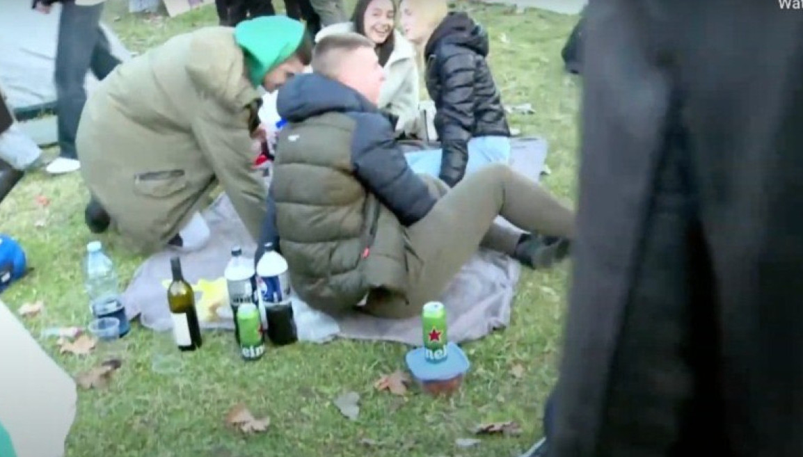 Sramni prizori: Napravili vašar na protestu u Novom Sadu, žurka uz prase, trubače i alkohol FOTO/VIDEO