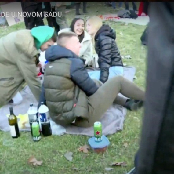 Sramni prizori: Napravili vašar na protestu u Novom Sadu, žurka uz prase, trubače i alkohol FOTO/VIDEO