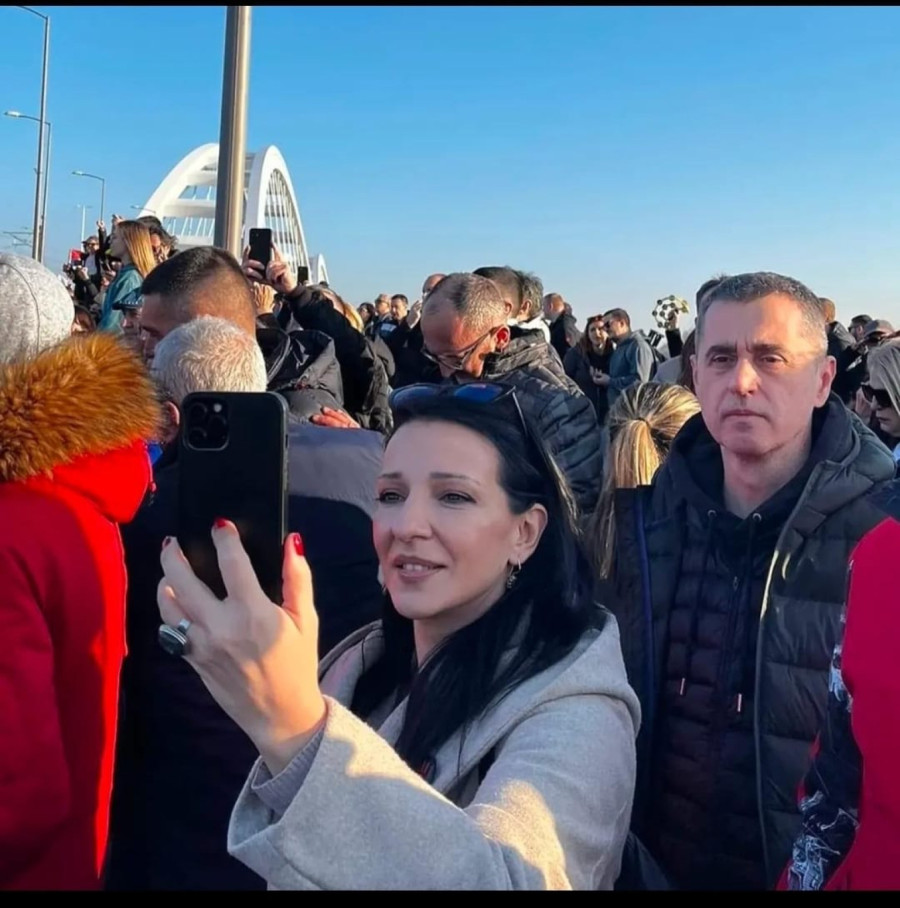 Skandalozno: Lepa atmosfera, osmesi na obeležavanju tri meseca od smrti 15 osoba FOTO
