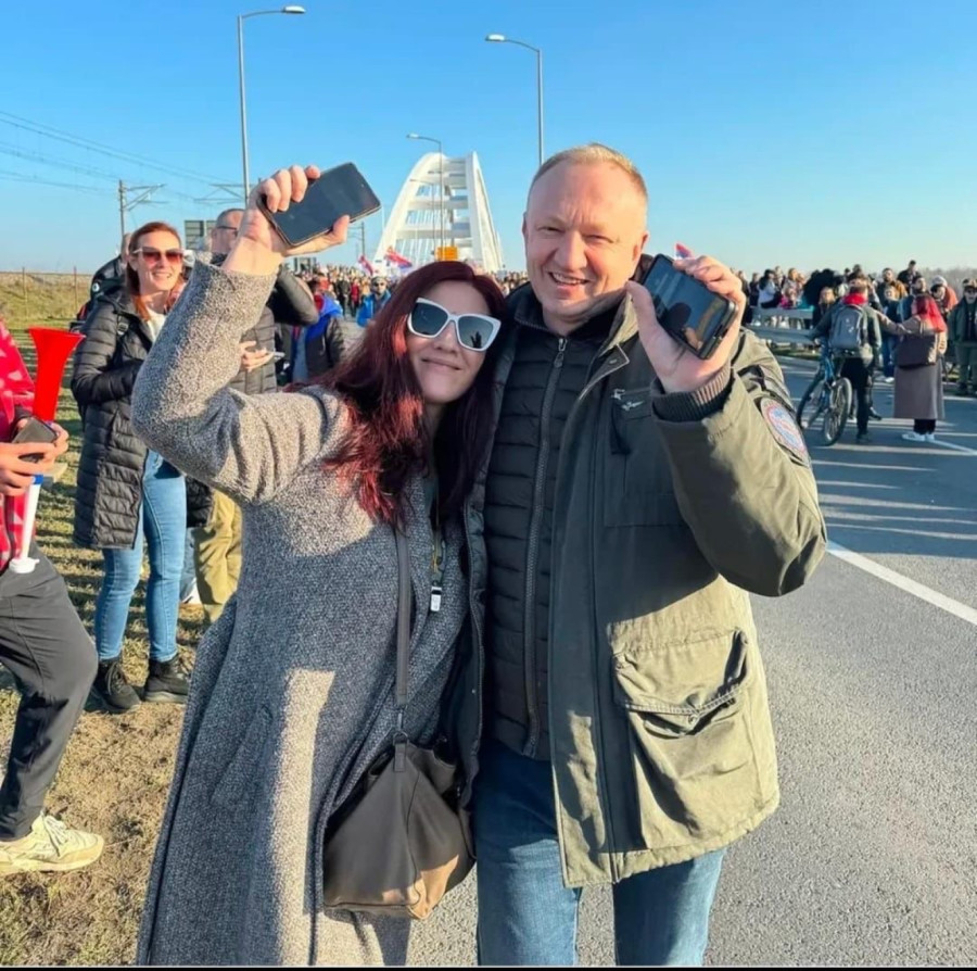 Skandalozno: Lepa atmosfera, osmesi na obeležavanju tri meseca od smrti 15 osoba FOTO