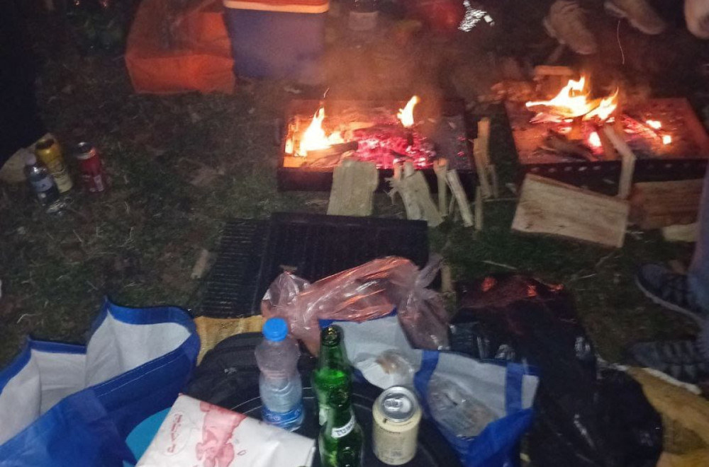 Ovako "studenti" tuguju u Novom Sadu: Objavljeni snimci; Uz muziku i hranu žale FOTO/VIDEO