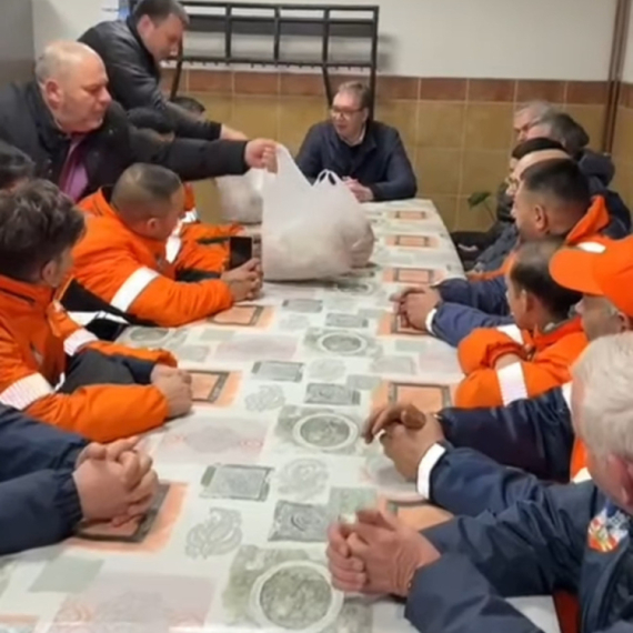 Vučić sa radnicima Gradske čistoće: Odlučio sam da posetim prave radnike VIDEO