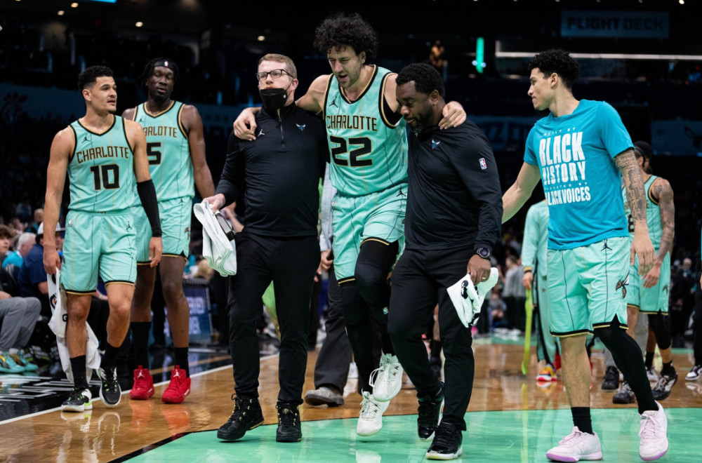 Teža povreda Micića? Pomogli mu da izađe sa terena VIDEO