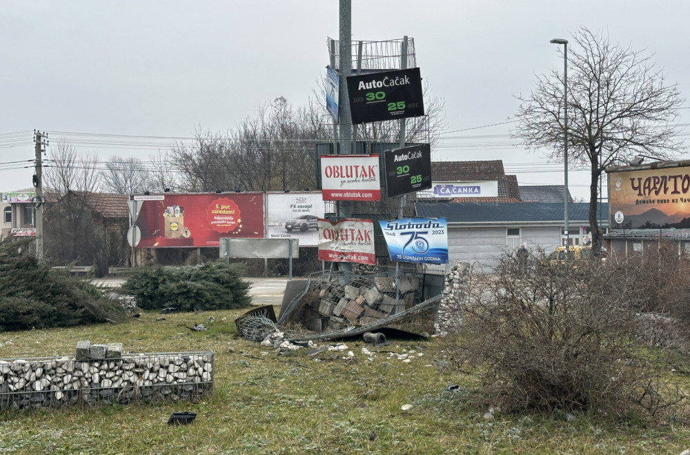 Tri osobe povređene u žestokom sudaru: Kombi prevrnut nasred kružnog toka FOTO