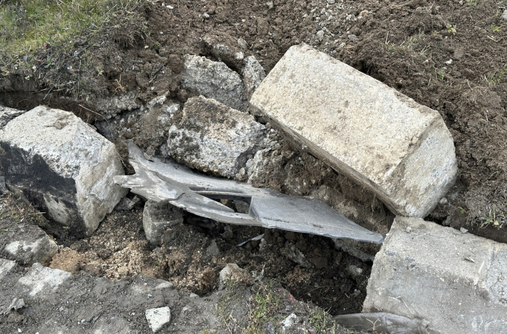 Tri osobe povređene u žestokom sudaru: Kombi prevrnut nasred kružnog toka FOTO