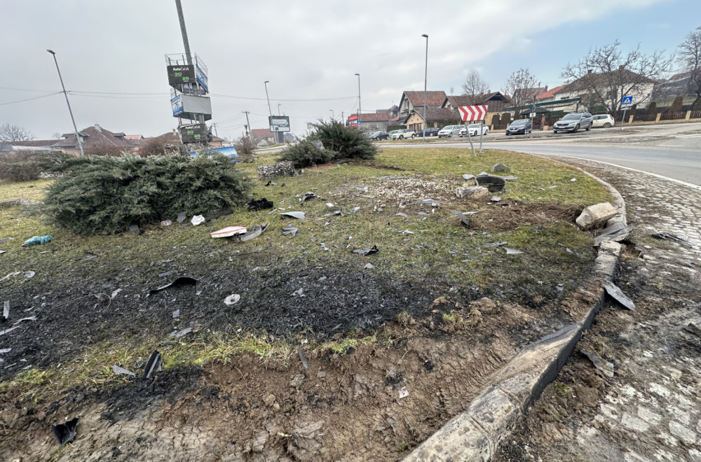 Tri osobe povređene u žestokom sudaru: Kombi prevrnut nasred kružnog toka FOTO