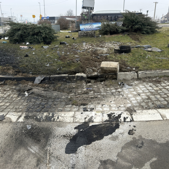 Tri osobe povređene u žestokom sudaru: Kombi prevrnut nasred kružnog toka FOTO