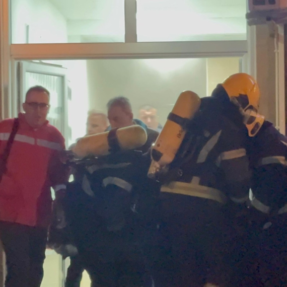 Izbio požar u stambenoj zgradi: Stanari evakuisani FOTO