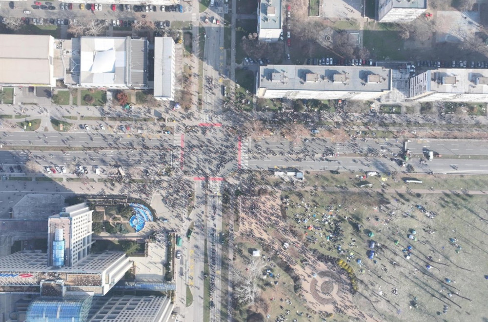 Snimak dronom u 13 časova: Evo koliko ljudi blokira Most slobode u Novom Sadu FOTO