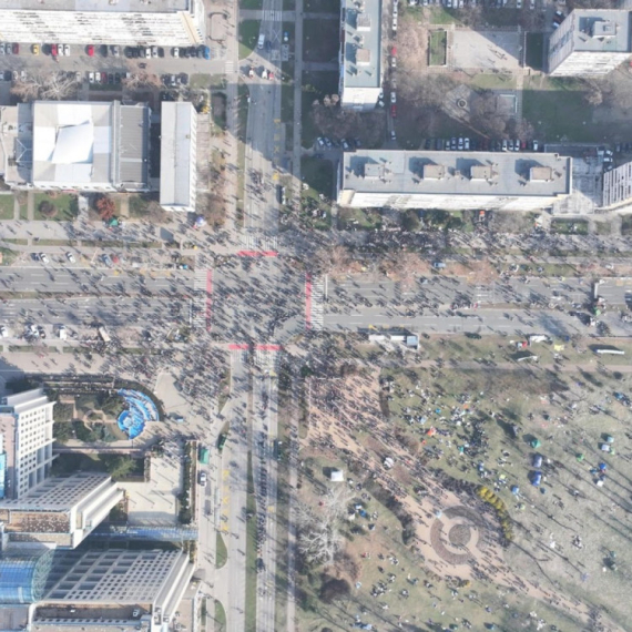 Snimak dronom u 13 časova: Evo koliko ljudi blokira Most slobode u Novom Sadu FOTO