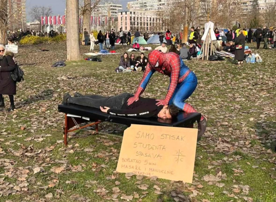 Bizarne scene u Novom Sadu: Zabavi nikada kraja, ovako se žali za 15 žrtava FOTO