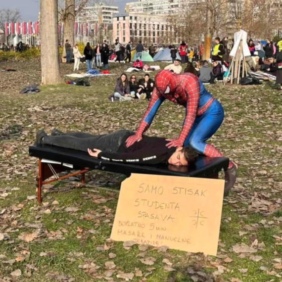 Bizarne scene u Novom Sadu: Zabavi nikada kraja, ovako se žali za 15 žrtava FOTO