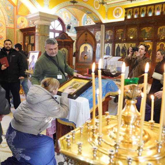 Građani se okupili da vide čudotvornu ikonu u Beogradu: Svakom ko je dotakne dešava se nešto neverovatno FOTO