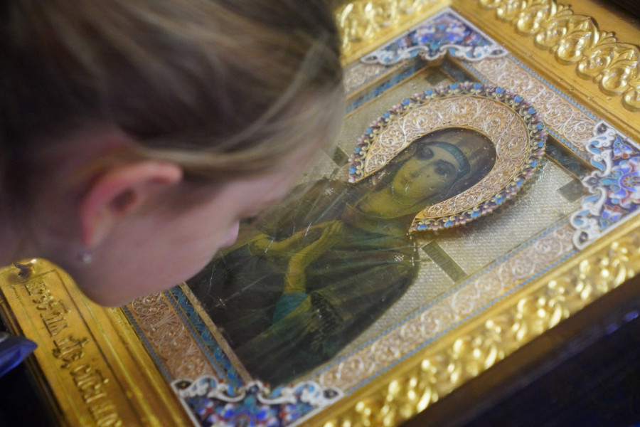 Građani se okupili da vide čudotvornu ikonu u Beogradu: Svakom ko je dotakne dešava se nešto neverovatno FOTO