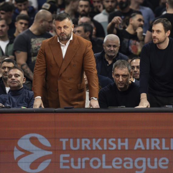 "Dragi zvezdaši..."