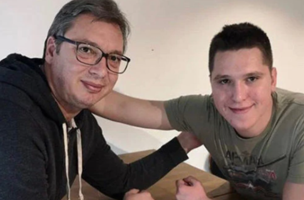 Novi napad na Vučićevu porodicu: Danilu ponovo crtaju metu na čelu VIDEO