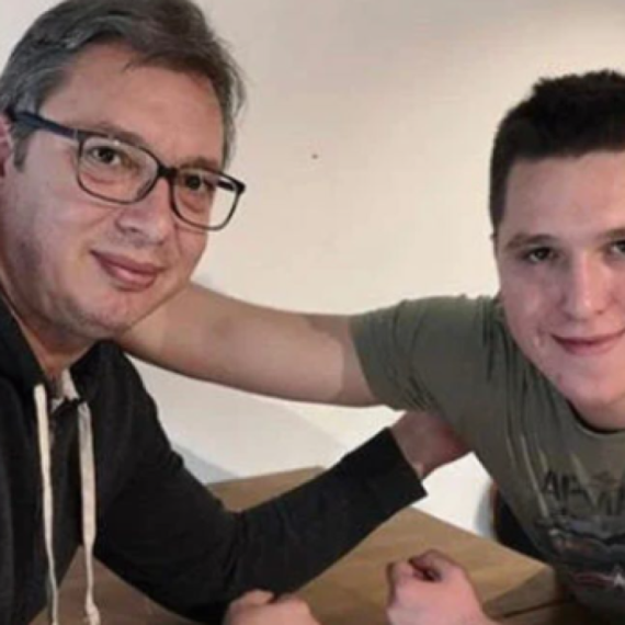Novi napad na Vučićevu porodicu: Danilu ponovo crtaju metu na čelu VIDEO