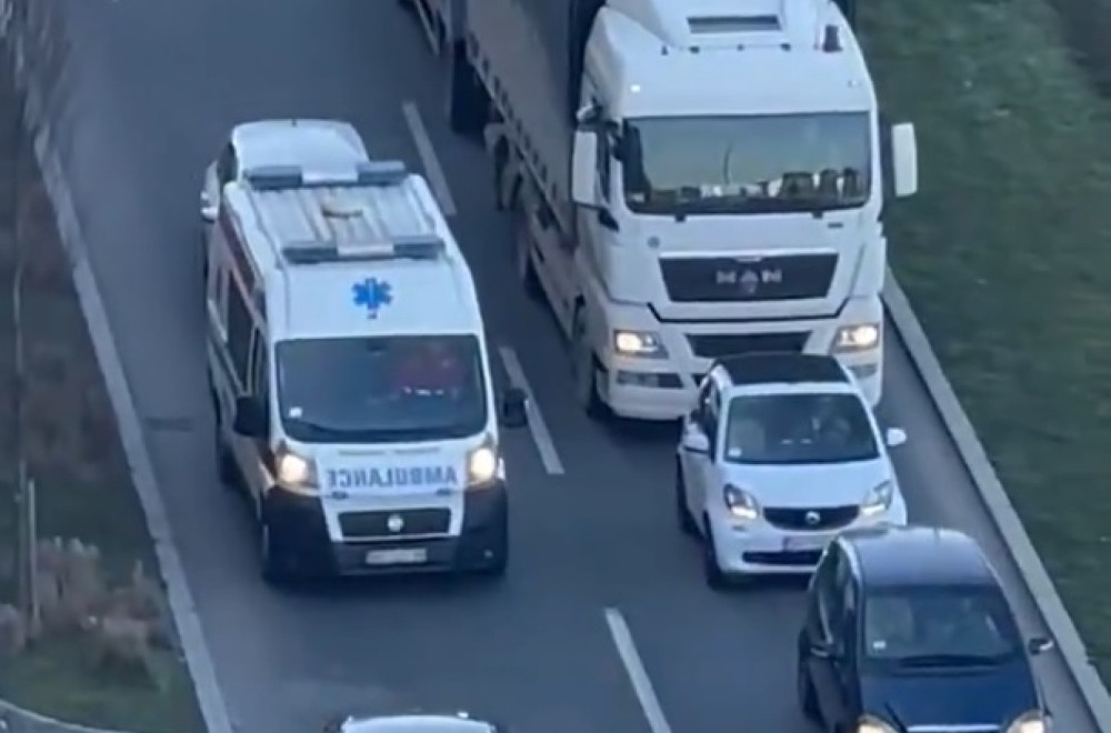 Deset njih zaustavilo saobraćaj u Dunavskoj, među njima zaglavljeno i vozilo Hitne pomoći VIDEO
