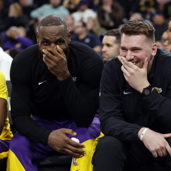 Dončić gledao, Lebron "sipao" – Lejkersima pripala bitka za Los Anđeles VIDEO