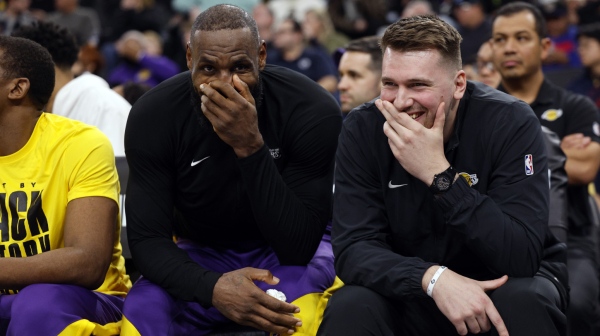 Dončić gledao, Lebron "sipao" – Lejkersima pripala bitka za Los Anđeles VIDEO