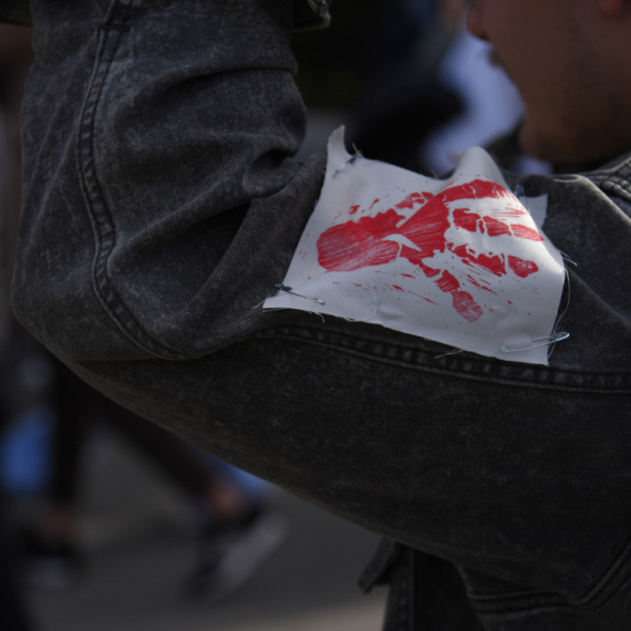 Majka deteta iz "Ribnikara": Učitelji unose politiku u škole, vode decu od 10 godina na proteste VIDEO