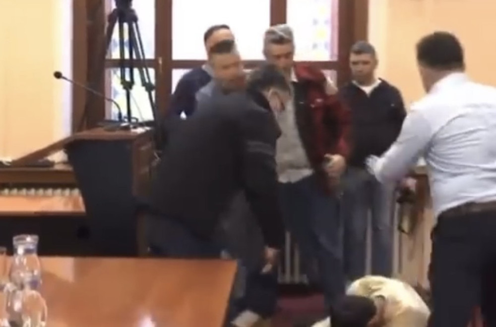 Incident u Skupštini grada Užica: Opozicija napala radnika VIDEO