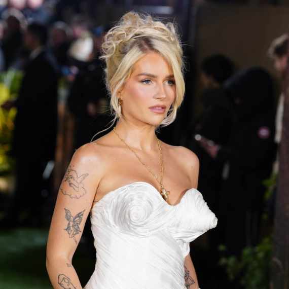 Poznata kao "nevaljalica", sad izgleda kao princeza: Raskošni dekolte opet "bode oči" FOTO