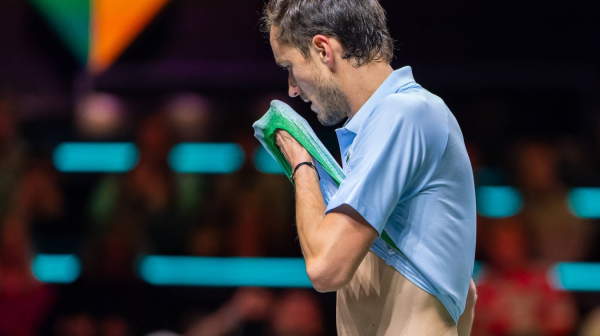 Šok u Roterdamu: Anonimus izbacio Medvedeva!