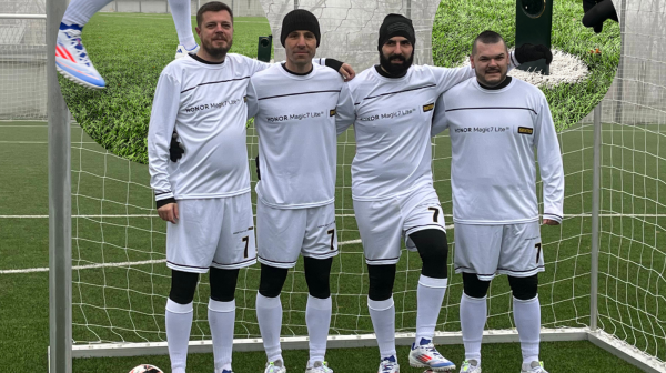 Fudbalski teren kao poligon za izdržljivost telefona – test kakav do sada niste videli