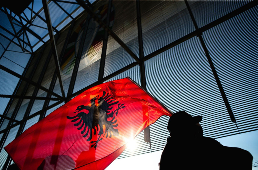 Neviđena provokacija: Albanci sa zastavom upali među Srbe