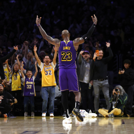 Lebron pogodio trojku sa logoa – pogledajte reakciju Dončića VIDEO