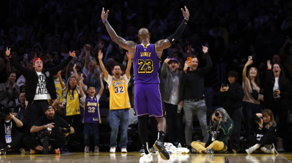 Lebron pogodio trojku sa logoa – pogledajte reakciju Dončića VIDEO