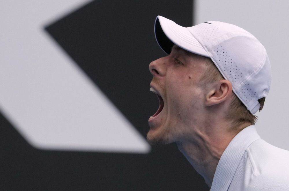 Šapovalov pogodio sebe u glavu, pa izbacio Frica VIDEO