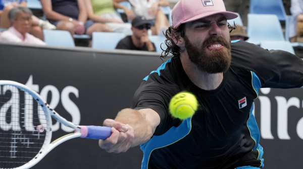 Haos u Dalasu – Amerikanac vređao navijača, pa sudiju: "Ako je on go**ar, biću i ja"