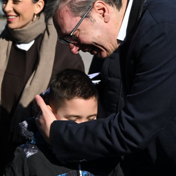 Vučić sa dečakom koji tvrdi: "Ja sam sledeći predsednik" FOTO