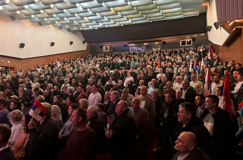 Brnabić mahnula okupljenim opozicionarima u Lazarevcu i pokazala da ih se ne plaši