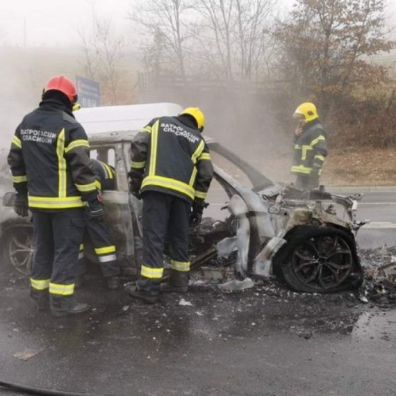 Zapalio se automobil na magistrali: Među putnicima bilo i dece FOTO/VIDEO