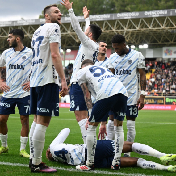 Haos u Turskoj – fudbaler Fenera dobio flašicu u glavu