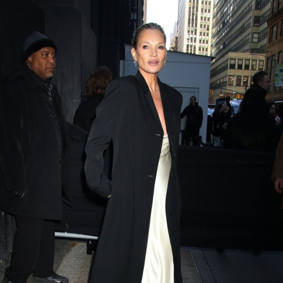 Čuvena lepotica se svim silama trudila da sakrije grudi, ali nije joj pošlo za rukom FOTO