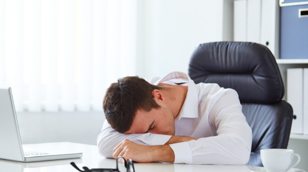 Osećate se iscrpljeno i posle cele noći sna? Ovo su mogući razlozi