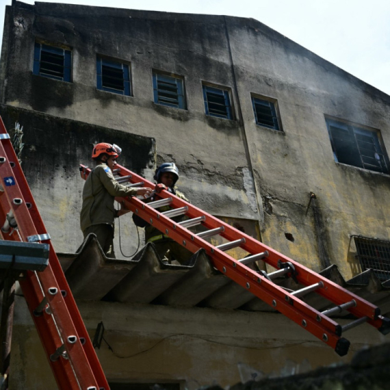 Veliki požar u Rio de Žaneiru: Vatra progutala fabriku, ljudi iskakali kroz prozore FOTO