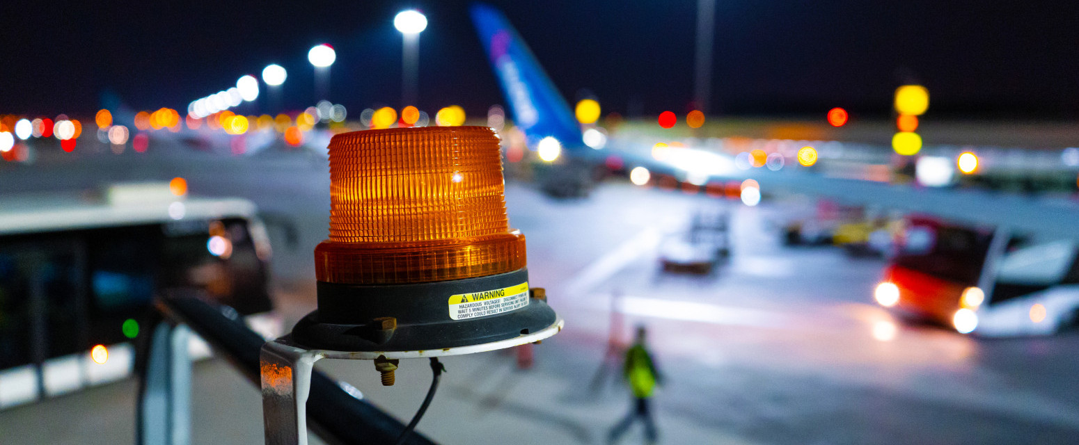 Požar na aerodromu: Evakuisan terminal, letovi otkazani i preusmereni FOTO